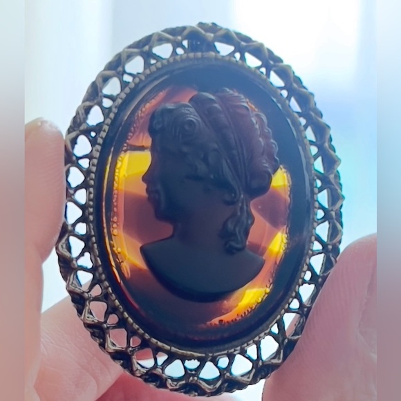 VTG Amber / Tigers-Eye Cut Glass Cameo Woman Facing Left 2.25”L - Picture 3 of 7